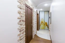 Koridor divar kağızı ilə interyerdə dekorativ daş
