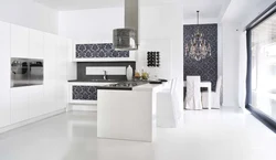 Белая кухня з якімі шпалерамі спалучаецца фота