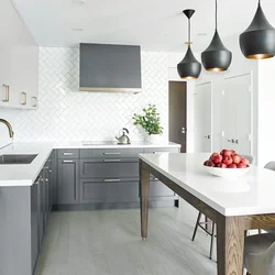 Дизайн кухни с серым низом и белым верхом