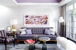 Лиловый диван в интерьере гостиной