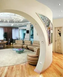 Дизайн зала с аркой в квартире