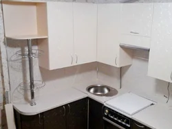 Кухонныя гарнітуры з барнай стойкай для маленькай кухні кутнія фота