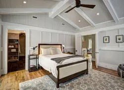 Спальня с деревянным потолком фото