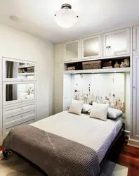 Small bedroom with chest of drawers design