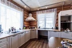 Дизайн кухни в деревянном доме фото