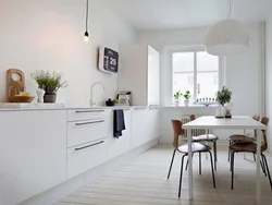 Стены кухни с белой мебелью фото