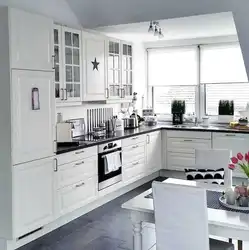 Дызайн кухні белая з дрэвам фота ў інтэр'еры