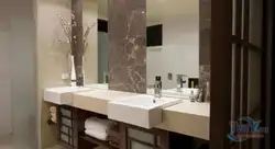 Интерьер ванной с двумя раковинами