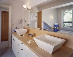 Интерьер ванной с двумя раковинами