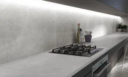 Mərmər backsplash ilə mətbəx dizaynı