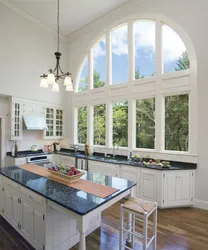 Кухня с высоким окном фото
