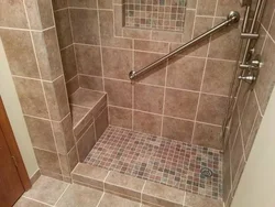 Vanna otağı fotoşəkilində plitələrdən hazırlanmış duş
