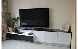 Qonaq otağının interyerində televizor altlığı