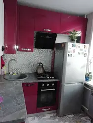 Кухня с колонкой и холодильником в хрущевке реальные фото
