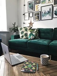 Темно зеленый диван в гостиной фото