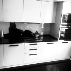 Черно белая угловая кухня дизайн