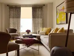 Combination of wallpaper and curtains in the living room interior