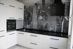 Black and white built-in kitchen photo