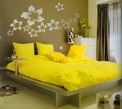 Інтэр'ер спальні ў жоўтых танах фота