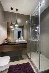 Интерьер ванной комнаты с душевой перегородкой стеклянной и унитазом фото