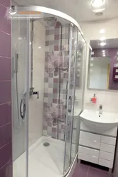 Şüşə duş arakəsmə və tualet fotoşəkili ilə vanna otağı daxili