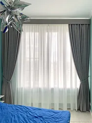 Шторы для інтэр'еру спальні з шэрымі шпалерамі фота