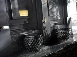 Дызайн ваннага пакоя з чорным унітазам