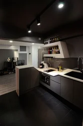 Кухня дизайн темный потолок