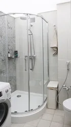 Заманауи стильде Хрущевтегі душымен ванна бөлмесінің дизайны