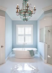 Дизайн ванной комнаты с люстрой