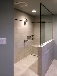 Plitələrdən Hazırlanmış Bir Kabinə Olmayan Bir Banyoda Duş Fotoşəkili
