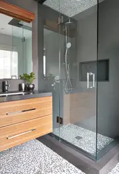 Plitələrdən hazırlanmış bir kabinə olmayan bir banyoda duş fotoşəkili