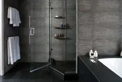 Plitələrdən hazırlanmış bir kabinə olmayan bir banyoda duş fotoşəkili