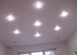 Натяжной потолок в гостиной фото расположение светильников