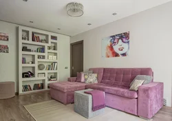 Дизайн гостиной с фиолетовым диваном