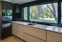 Стильный интерьер кухни с окном