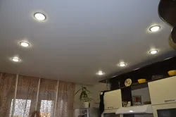 Mətbəx foto dizaynında lampaları olan asma tavanlar