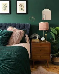 Изумрудный цвет сочетание с другими цветами в интерьере спальни