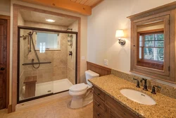 Дизайн ванны с туалетом и душевой кабиной в деревянном доме