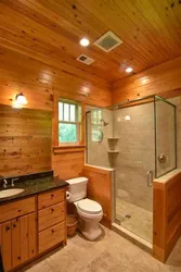 Дызайн ванны з туалетам і душавой кабінай у драўлянай хаце