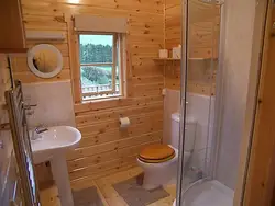 Дызайн ванны з туалетам і душавой кабінай у драўлянай хаце
