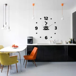 Большие часы в интерьере кухни