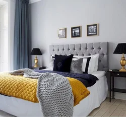 Дизайн интерьера спальни с серой кроватью