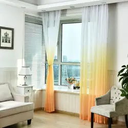 Интерьер гостиной с балконом шторы