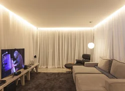 Заманауи қонақ бөлмесінің интерьеріндегі жарықтандыру фотосуреті