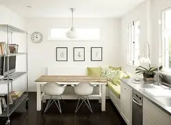 Кухня с кухонным диваном и столом фото