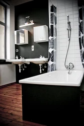 Хрущевте қара және ақ дизайндағы ванна бөлмесі