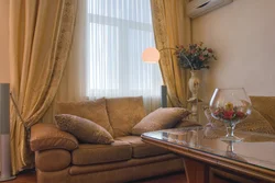 Фото штор в гостиной с коричневой мебелью