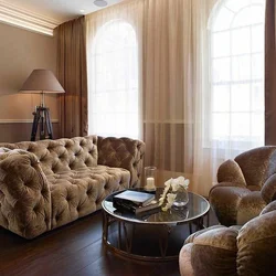 Фото штор в гостиной с коричневой мебелью