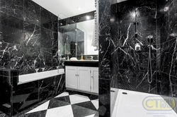 Ванна с черным полом и белыми стенами фото